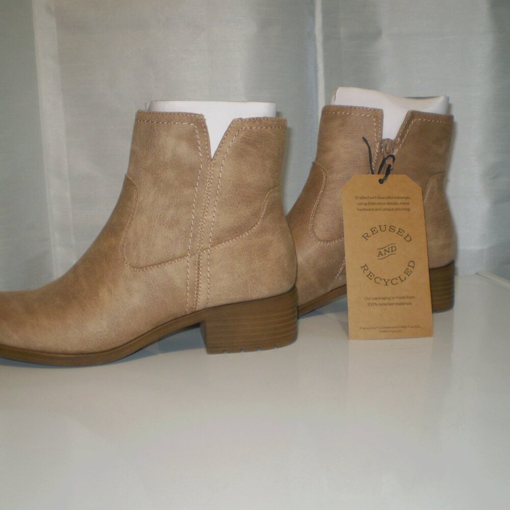 nwt$95 FRYE&CO SAND COLOR ANKLE BOOTIES SZ 9M